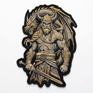 Puede incluir: Un parche bordado que muestra a un guerrero barbudo con casco de cuernos y armadura con ribetes de piel, sosteniendo una espada. Un gran dragón con alas y escamas detalladas se sitúa detrás del guerrero. El diseño utiliza hilo dorado, plateado y negro.