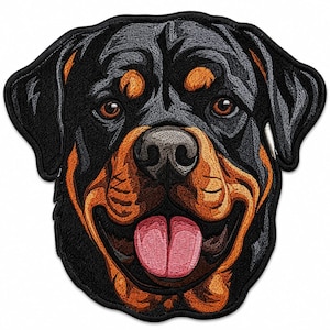 Puede incluir: Un parche bordado que muestra la cabeza de un perro Rottweiler. El diseño presenta el pelaje negro y fuego, ojos marrones, una nariz gris y una lengua rosada colgando. El parche tiene un borde grueso cosido en color negro alrededor.