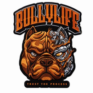 Op de afbeelding: Een geborduurde patch met een bruine buldogkop met een robotachtige, metalen gezichtshelft. De tekst BULLYLIFE staat in een boog erboven in oranje en de tekst TRUST THE PROCESS staat in het midden eronder in oranje. Zwarte rand.