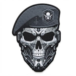 Puede incluir: Un parche bordado que presenta un cráneo robótico con una boina militar gris oscuro. El cráneo tiene detalles mecánicos en gris metálico y negro con circuitos visibles. Un emblema hexagonal con un cráneo y alas se encuentra en la boina.