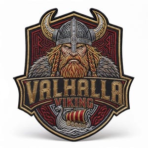 Puede incluir: Un parche bordado en forma de escudo que muestra a un guerrero vikingo con casco de cuernos y barba trenzada. El diseño incluye el texto VALHALLA VIKING en letras doradas sobre un barco vikingo estilizado con una vela a rayas rojas y oro.