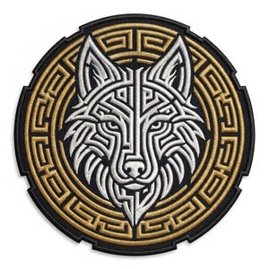 Puede incluir: Un parche bordado circular que presenta una cabeza de lobo estilizada en hilo blanco sobre un fondo negro. El lobo está centrado dentro de un borde geométrico dorado con un patrón cuadrado repetitivo, todo encerrado por un borde cosido negro.