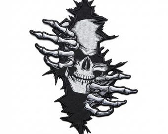 Großer, gestickter Totenkopf-Aufnäher mit Skeletthand: Gothic-Biker-Applikation
