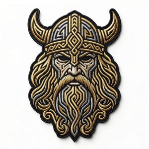 Può includere: Una toppa ricamata raffigurante una testa di guerriero vichingo stilizzata con un elmo cornuto. Il design utilizza filo metallico dorato e argentato su sfondo nero, mostrando intricati motivi a intreccio nella barba e nei dettagli dell'elmo.
