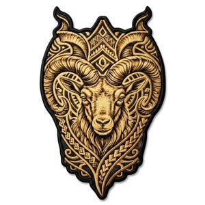Pode incluir: Um emblema bordado em forma de escudo com uma cabeça de carneiro dourada detalhada e grandes chifres curvos. O design inclui padrões geométricos intrincados e volutas em fio dourado sobre um fundo preto com uma borda preta.