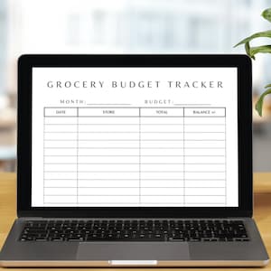K&ouml;nnte beinhalten: Ein Laptop zeigt eine Vorlage f&uuml;r einen "Lebensmittel-Budget-Tracker". Der schwarze Bildschirm zeigt ein wei&szlig;es Formular mit Feldern f&uuml;r Monat, Budget, Datum, Gesch&auml;ft, Gesamtbetrag und Saldo. Der Laptop steht auf einer Holzoberfl&auml;che.