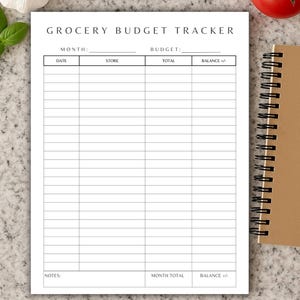 K&ouml;nnte beinhalten: Ein wei&szlig;er Haushaltsbudget-Tracker mit der Aufschrift "GROCERY BUDGET TRACKER" oben. Der Tracker hat Abschnitte f&uuml;r Monat, Budget, Datum, Gesch&auml;ft, Gesamt und Saldo. Ein Spiralnotizbuch und ein blauer Stift befinden sich auf der rechten Seite.