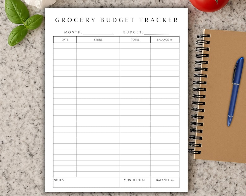 K&ouml;nnte beinhalten: Ein wei&szlig;er Haushaltsbudget-Tracker mit der Aufschrift "GROCERY BUDGET TRACKER" oben. Der Tracker hat Abschnitte f&uuml;r Monat, Budget, Datum, Gesch&auml;ft, Gesamt und Saldo. Ein Spiralnotizbuch und ein blauer Stift befinden sich auf der rechten Seite.