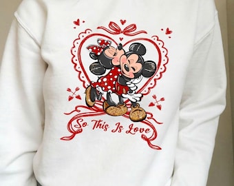 Mickey e Minnie em PNG para o Dia dos Namorados | Frase "Então, isto é amor", casal fofo de Mickeys se beijando com um coração vermelho, ideia de presente romântico, arquivo digital para sublimação.