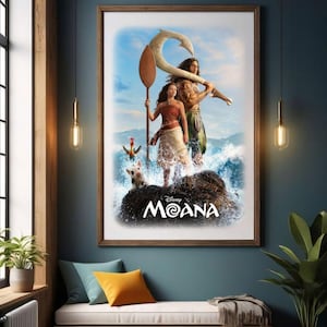 以下が含まれることがあります： ディズニー映画「モアナと伝説の海」のキャラクターが描かれた額入りのポスター。女性と男性が海中の岩の上に立っており、豚とオンドリがいます。「モアナ」のタイトルが下部に表示されています。