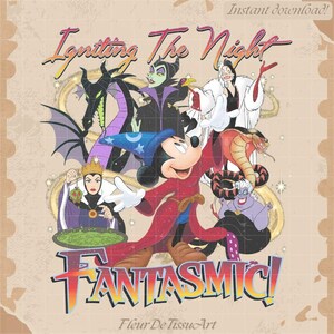 Puede incluir: Una impresi&oacute;n de arte digital con Mickey Mouse con un atuendo de mago rojo, rodeado de villanos de Disney. El texto "Igniting The Night Fantasmic!" se muestra en una fuente colorida y estilizada. El fondo es una cuadr&iacute;cula beige.