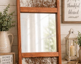 Espejo rústico de madera estilo granja con detalles de piel de vaca / Espejo de pared estilo western / Espejo con marco de madera hecho a mano / Decoración de rancho / Espejo de tocador para la entrada