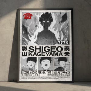 Pode incluir: Um pôster emoldurado com uma ilustração de anime em preto e branco. O pôster apresenta o título "Mob Psycho 100" em vermelho e texto japonês. A imagem central é de um personagem com uma expressão angustiada. Abaixo estão três painéis menores com ilustrações de personagens.