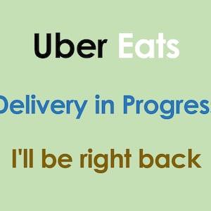 Peut inclure: Fond vert clair avec le logo Uber Eats en noir et blanc. En dessous, le texte indique "Delivery in Progress" en bleu et "I'll be right back" en marron.