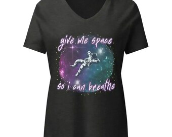 Camiseta gráfica con cuello en V inspirada en el espacio corporativo