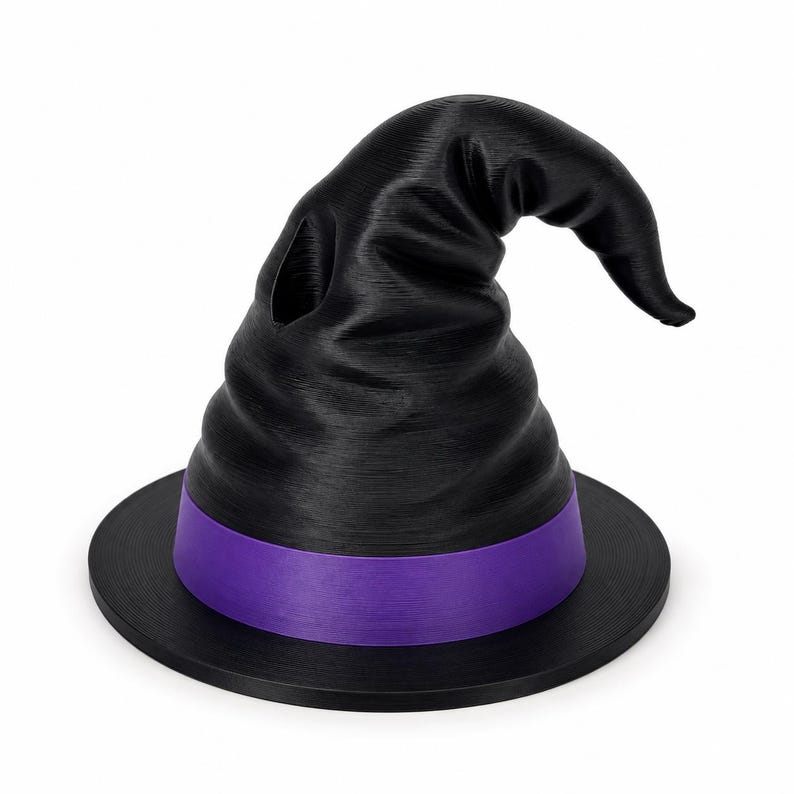 Puede incluir: Un sombrero de bruja negro con una copa alta, puntiaguda y ligeramente inclinada con una superficie texturizada. La base del sombrero est&aacute; rodeada por una banda morada lisa y s&oacute;lida que contrasta con el material oscuro y estriado.