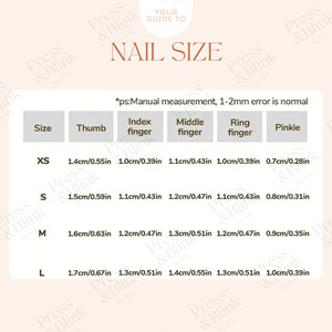 以下が含まれることがあります： 「NAIL SIZE」の文字とセンチメートル単位の測定値が記載されたネイルサイズのガイド。XS、S、M、Lのサイズがあり、親指、人差し指、中指、薬指、小指の測定値が記載されています。ネイルのサイズを測るためのガイドです。