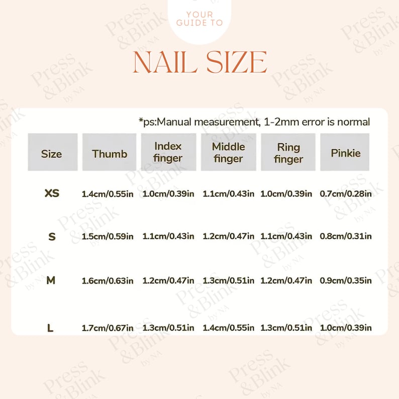 以下が含まれることがあります： 「NAIL SIZE」の文字とセンチメートル単位の測定値が記載されたネイルサイズのガイド。XS、S、M、Lのサイズがあり、親指、人差し指、中指、薬指、小指の測定値が記載されています。ネイルのサイズを測るためのガイドです。