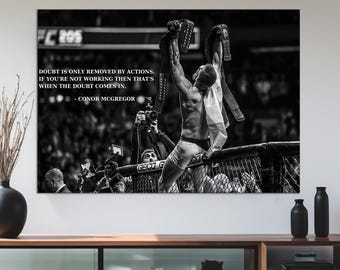 コナー・マクレガーの名言ポスター、ファンが応援するUFCオクタゴンの