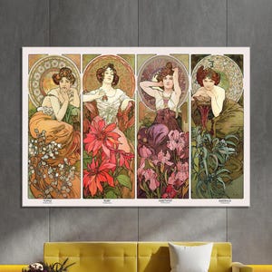 Könnte beinhalten: Ein gerahmter Kunstdruck mit vier Jugendstil-Tafeln, die jeweils eine Frau mit floralen Motiven zeigen. Die Tafeln zeigen Frauen in verschiedenen Posen, umrahmt von Blumen und kreisförmigen Designs. Die Farbgebung umfasst Erdtöne, Rot- und Grüntöne.