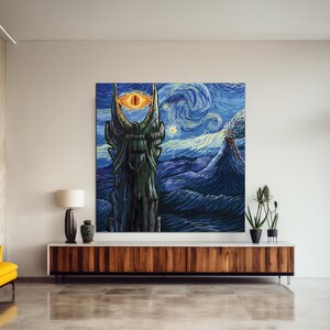 Puede incluir: Una gran obra de arte en lienzo que representa un paisaje de fantas&iacute;a con una torre oscura y un ojo llameante, sobre un cielo nocturno estrellado y arremolinado. La obra de arte se exhibe sobre un mueble de madera en un sal&oacute;n moderno.