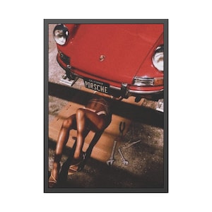 Retro-inspirierter Vintage-Auto-Kunstdruck, lebhafte rote Auto-Modefotografie, gerahmtes Plakat, perfekt für Man-Cave, Auto-Enthusiasten-Dekor