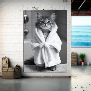 Fluffig katt i mantelporträtt, nyckfull svartvit fotografi, minimalistisk badrumsinredning, roligt djurtryck, söt kattväggkonst