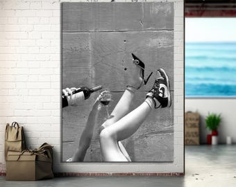 Vrouw drinkt wijn elegante stedelijke poster, alcohol canvas muurkunst, decor barwagen, tienermeisje buiten kunst, afdrukbare feministische poster