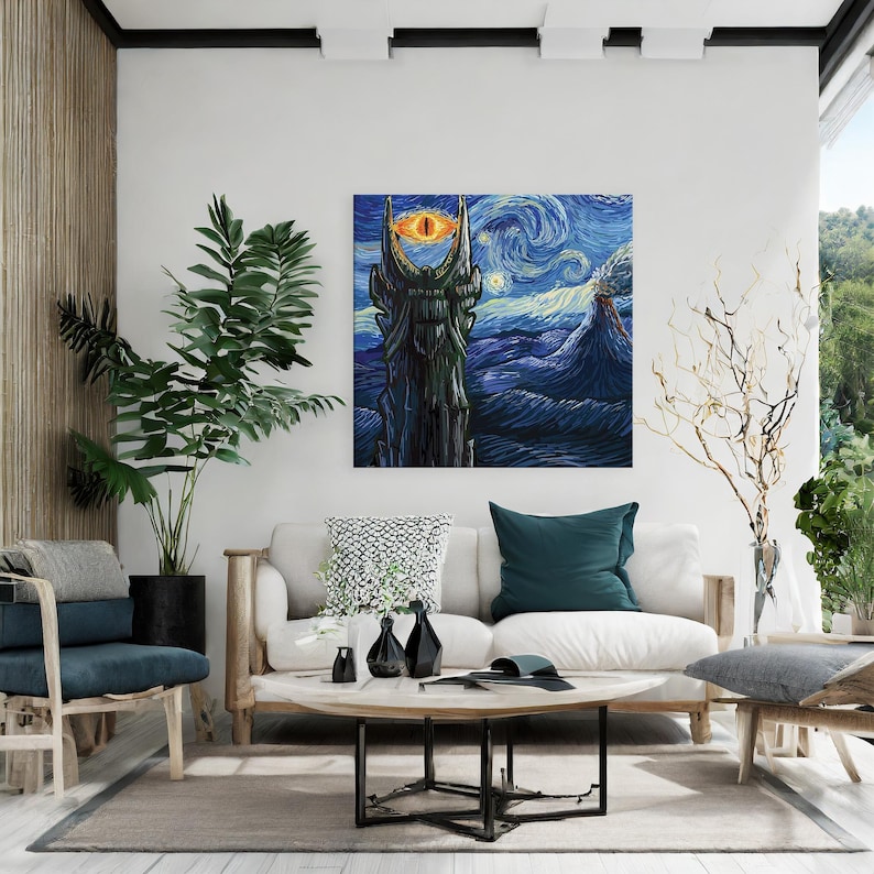Puede incluir: Impresi&oacute;n en lienzo cuadrada que representa una pintura estilizada de una torre oscura con un ojo naranja en la parte superior, sobre un cielo nocturno azul arremolinado. La obra de arte se exhibe sobre un sof&aacute; blanco.