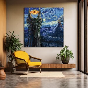 Puede incluir: Una impresi&oacute;n en lienzo enmarcada de una pintura que representa una torre oscura con un ojo en la parte superior, sobre un cielo nocturno azul arremolinado. La obra de arte se exhibe en un espacio de vida moderno con una silla amarilla y plantas.