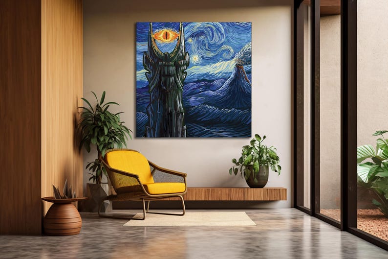Puede incluir: Una impresi&oacute;n en lienzo enmarcada de una pintura que representa una torre oscura con un ojo en la parte superior, sobre un cielo nocturno azul arremolinado. La obra de arte se exhibe en un espacio de vida moderno con una silla amarilla y plantas.