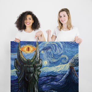 Puede incluir: Un gran estampado cuadrado que presenta una pintura estilizada de una torre oscura con un ojo llameante, sobre un cielo nocturno arremolinado. La obra de arte es al estilo de Van Gogh, con pinceladas audaces y colores vibrantes.