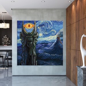 Puede incluir: Una gran impresi&oacute;n en lienzo que representa una escena nocturna estilizada con una torre oscura y un ojo llameante, que recuerda a una famosa novela de fantas&iacute;a. El fondo presenta un cielo estrellado arremolinado y una monta&ntilde;a volc&aacute;nica, renderizados en un estilo pict&oacute;rico.