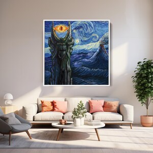 Puede incluir: Una impresi&oacute;n art&iacute;stica enmarcada que representa una torre oscura con un ojo naranja, sobre un cielo nocturno arremolinado azul y amarillo. La obra de arte evoca la fantas&iacute;a y recuerda un estilo de pintura famoso.