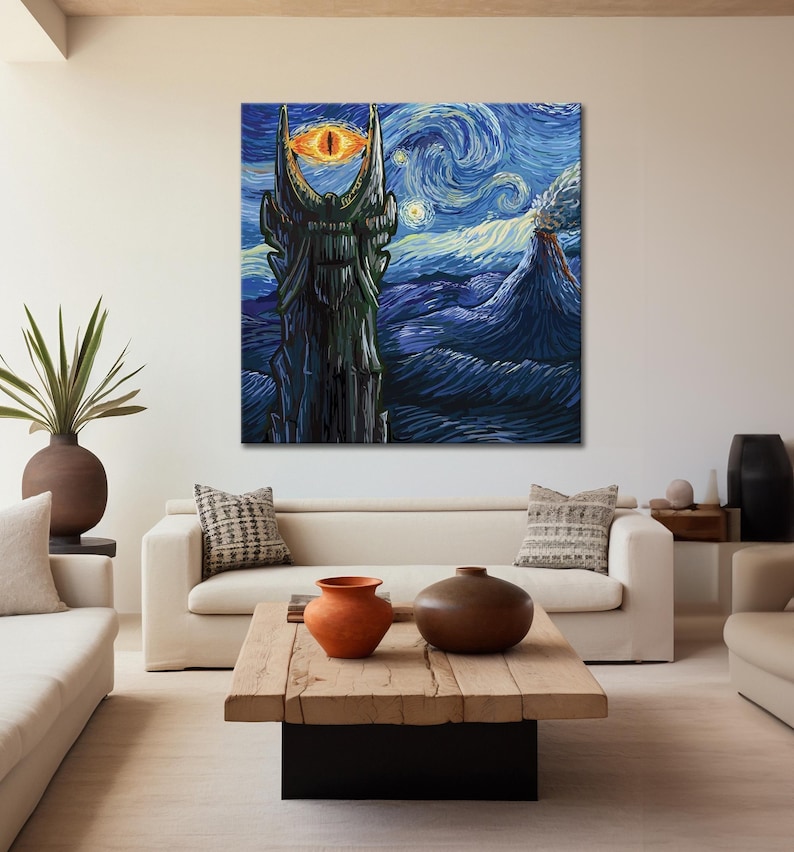 Puede incluir: Una gran impresi&oacute;n en lienzo que representa una escena de El Se&ntilde;or de los Anillos, al estilo de "La noche estrellada" de Van Gogh. La obra presenta una torre oscura con un ojo, un volc&aacute;n y cielos arremolinados azules y amarillos.