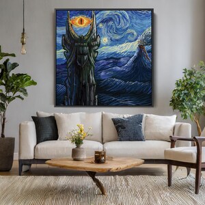 Puede incluir: Una obra de arte enmarcada que representa una escena nocturna estilizada con una torre y un ojo, que recuerda a una famosa novela de fantas&iacute;a. La obra de arte est&aacute; en un estilo similar a "La noche estrellada" de Van Gogh, con azules y amarillos arremolinados.