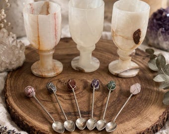 Juego de copas de ónix blanco con cucharas de cristal – Copas de piedra talladas a mano y cucharas para remover con piedras preciosas / Juego de té ritual, regalo espiritual