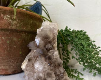 Cúmulo de cuarzo ahumado con veta de calcita: cristal curativo natural/piedra de conexión a tierra, decoración del hogar, energía de meditación, don espiritual