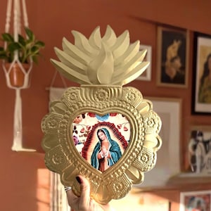 Decoración de pared de la Virgen de Guadalupe, Nuestra Señora pintada a mano, regalo católico mexicano, nicho Guadalupe dorado XL de 38 cm (15") de alto.