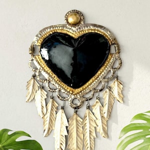 Plumas 11 ”- Dose Sacred Heart, mexikanische Volkskunst, Ex-voto, Milagro, Wanddekoration