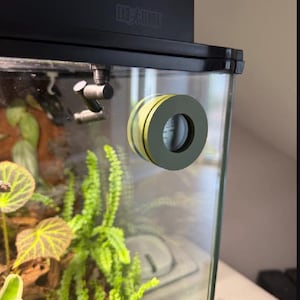 Magnetic hygrometer for terrarium front glass