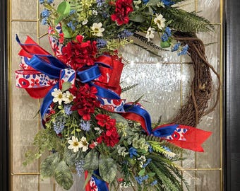 Corona patriótica de vid hecha a mano / Decoración floral americana roja, blanca y azul para puerta