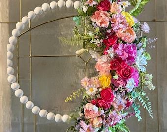 Corona de aro floral con cuentas para primavera, corona de jardín de verano, decoración estilo cottagecore, regalo para el Día de la Madre.