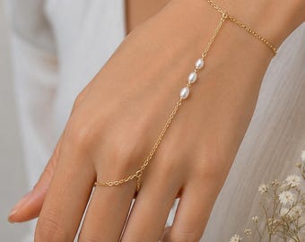 Pulsera de Mano Chapada en Oro con Perlas, Delicada Pulsera Slave de Perlas, Hand Harness Minimalista, Joyería Nupcial, Regalo para Ella