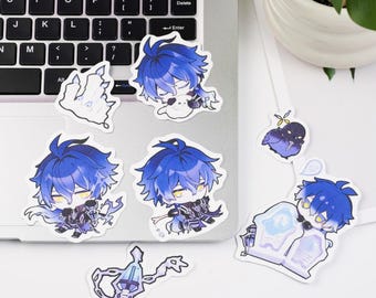 Könnte beinhalten: Eine Sammlung von Aufklebern im Anime-Stil mit Charakteren mit blauen Haaren in verschiedenen Posen. Die Aufkleber befinden sich auf einer weißen Oberfläche, einige auf einer Laptop-Tastatur. Eine Pflanze ist im Hintergrund zu sehen.