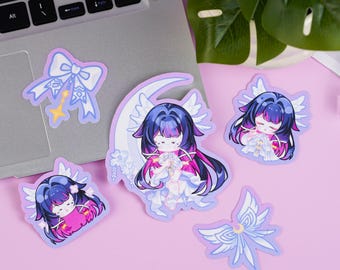 Könnte beinhalten: Eine Sammlung von Aufklebern im Anime-Stil mit einem himmlischen Thema. Die Aufkleber zeigen eine Figur mit langen dunklen Haaren, Engelsflügeln und einem Halbmond. Die Farbpalette umfasst Schattierungen von Lila, Rosa und Weiß. Ein Aufkleber ist eine Schleife mit einem Stern.