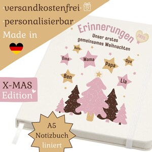 Könnte beinhalten: A5 liniertes Notizbuch mit weißem Einband, verziert mit einem rosa Weihnachtsbaum-Design und dem Text "Erinnerungen Unser erstes gemeinsames Weihnachten 2025". Zusätzlicher Text mit Namen und "X-MAS Edition".