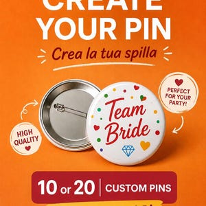 Può includere: Una spilla circolare bianca con il testo rosso Team Bride, cuori colorati e un'icona a forma di diamante blu. La spilla presenta un retro in metallo con chiusura a spilla. Il testo sull'immagine include CREATE YOUR PIN e 10 or 20 CUSTOM PINS.