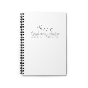 Puede incluir: Cuaderno blanco con espiral con la palabra "Happy" escrita en cursiva sobre una representación de la palabra en Lengua de Signos Española. La portada es blanca.