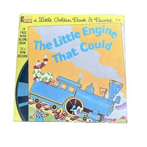 Könnte beinhalten: Ein Vintage Little Golden Book & Record Set mit dem Titel "The Little Engine That Could". Das Cover zeigt einen blauen Zeichentrickzug, einen Clown und den Text "The Little Engine That Could" auf gelbem Hintergrund. Das Set enthält ein 24-seitiges Vorlesebuch und eine 33 1/3 RPM Schallplatte.